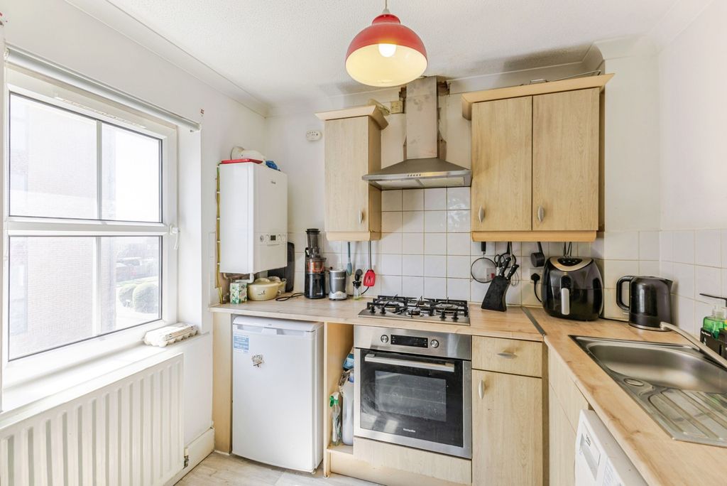 Property photo 3 of 8 Kitchen