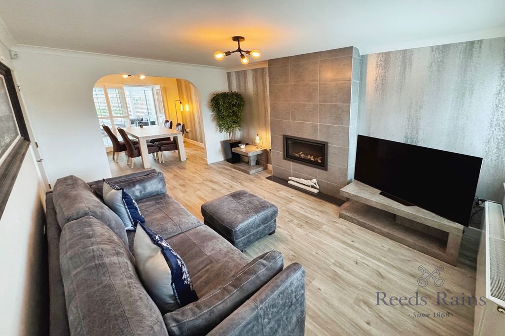 Property photo 3 of 19 Living Room