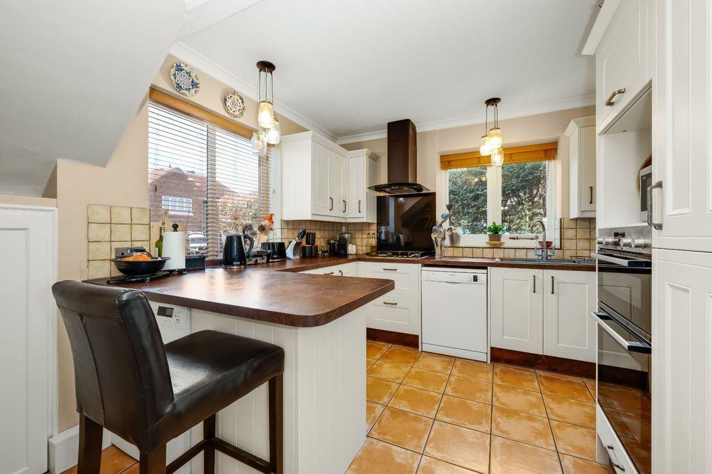 Property photo 3 of 11 Kitchen