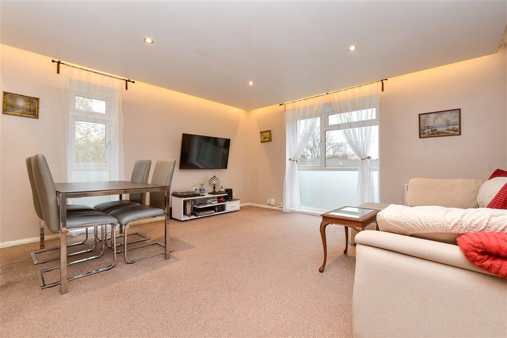 Property photo 3 of 13 Lounge