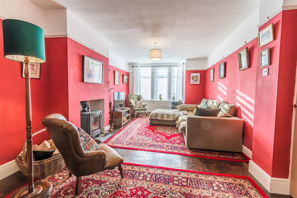 Property photo 3 of 20 Living Room