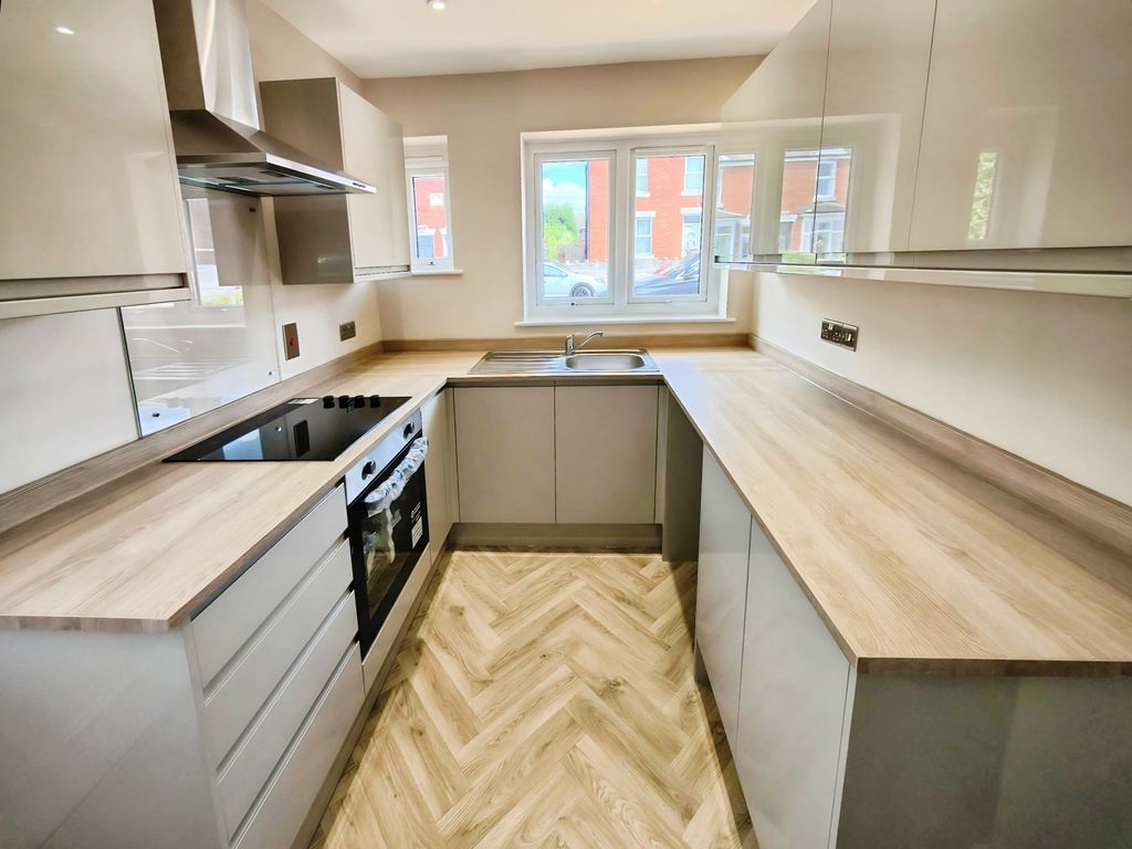 Property photo 2 of 11 Kitchen