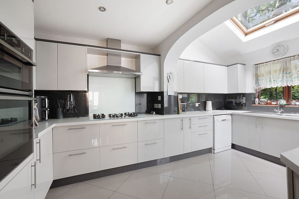 Property photo 2 of 27