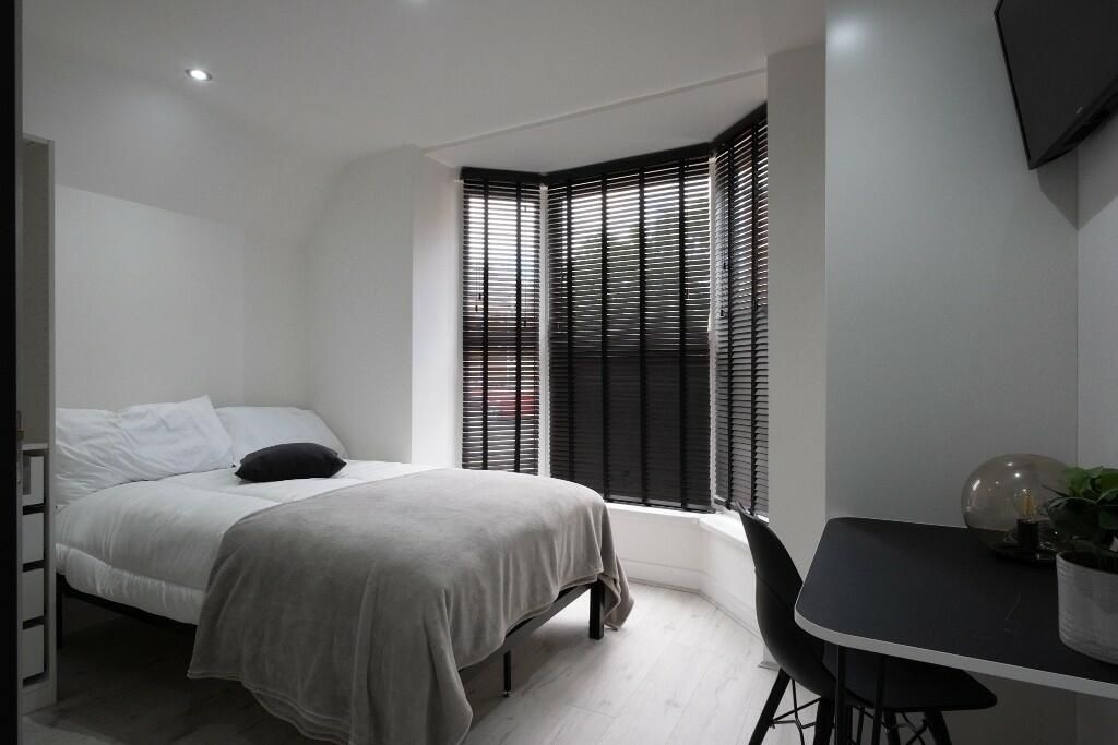 Property photo 3 of 14 A Spacious And Modern Master Bedroom Featuring A l...