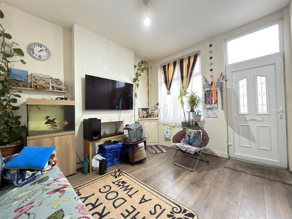 Property photo 2 of 8 Lounge