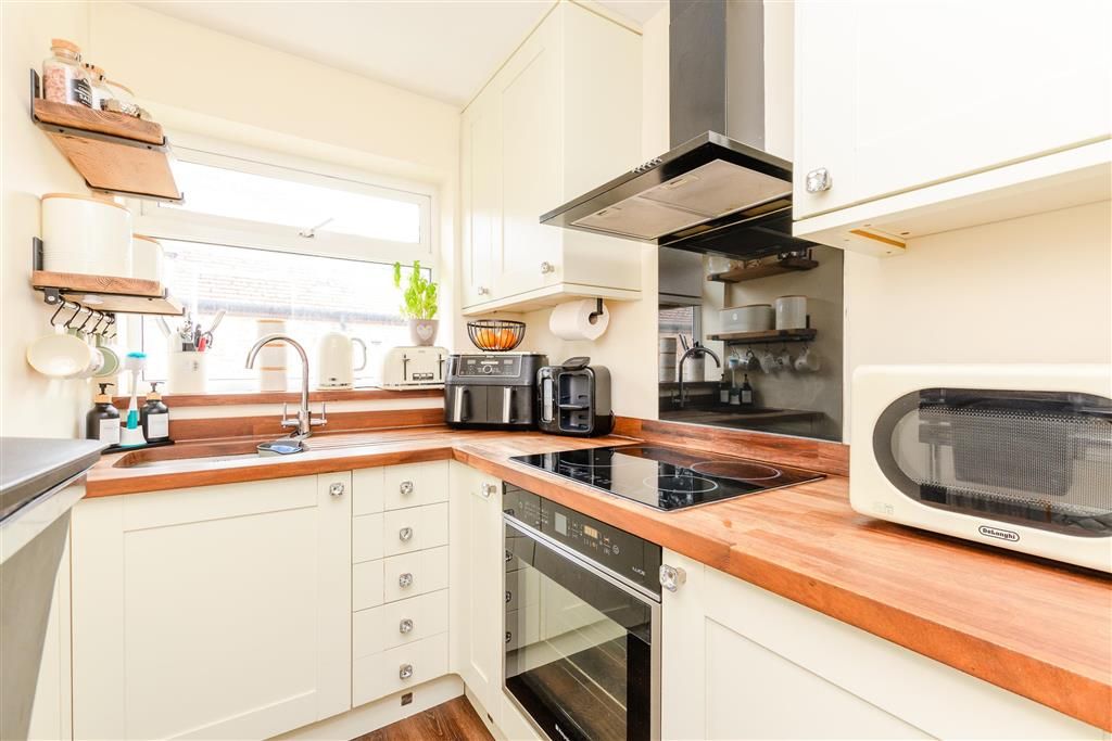 Property photo 3 of 7 Kitchen