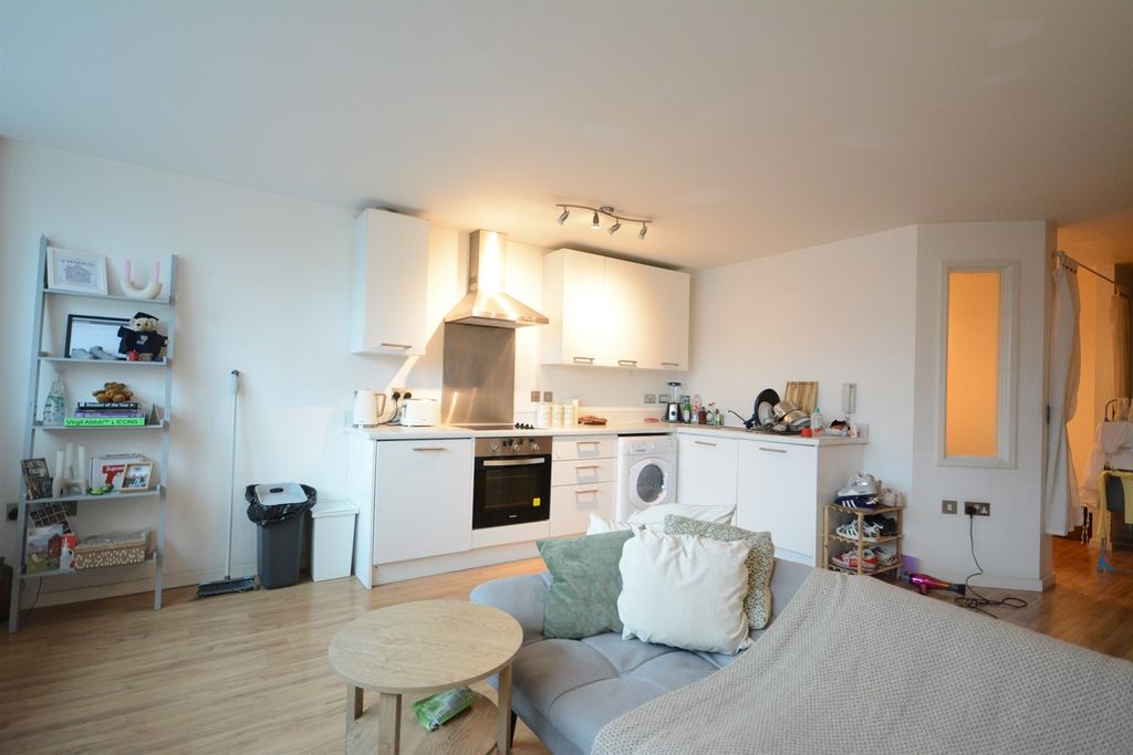Property photo 3 of 6 Kitchen/Lounge