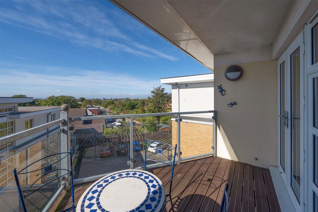 Property photo 2 of 15 Carlton Court, The Bridge Approach, Whitstable