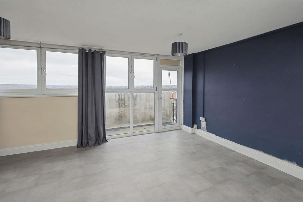 Property photo 3 of 12 61 Tower Heights, Hoddesdon, Herts, En11 8Uh