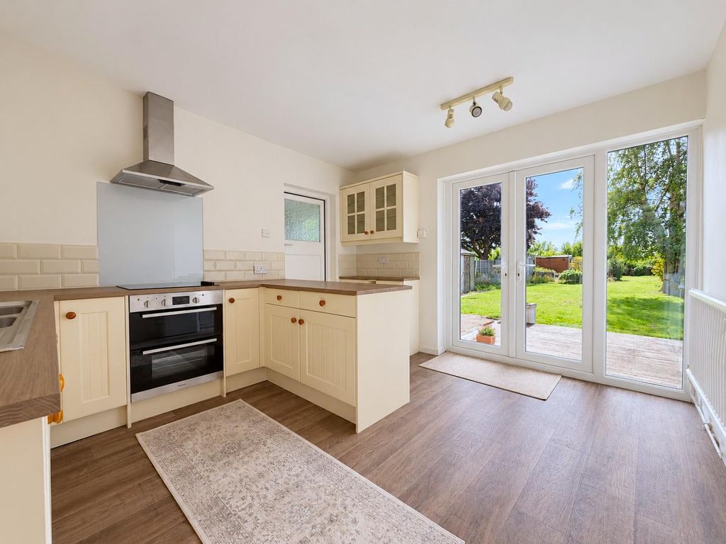 Property photo 2 of 20 Modern Dining Kitchen