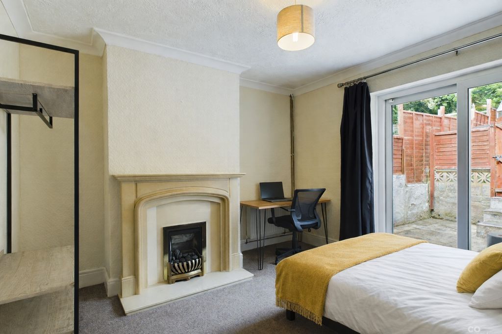 Property photo 3 of 8 Photo 6