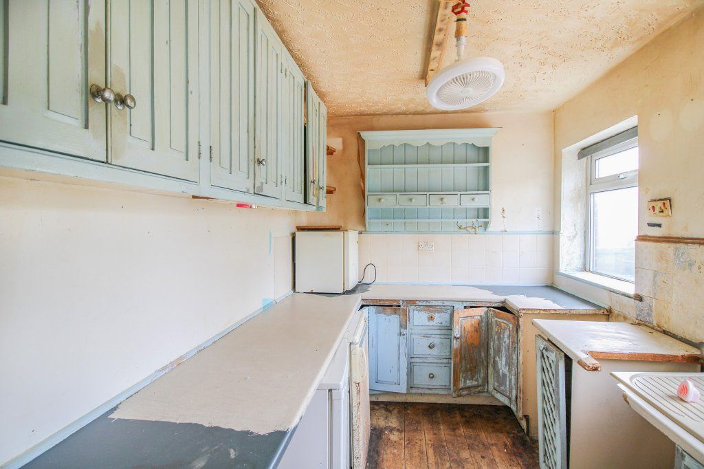 Property photo 3 of 12 Kitchen