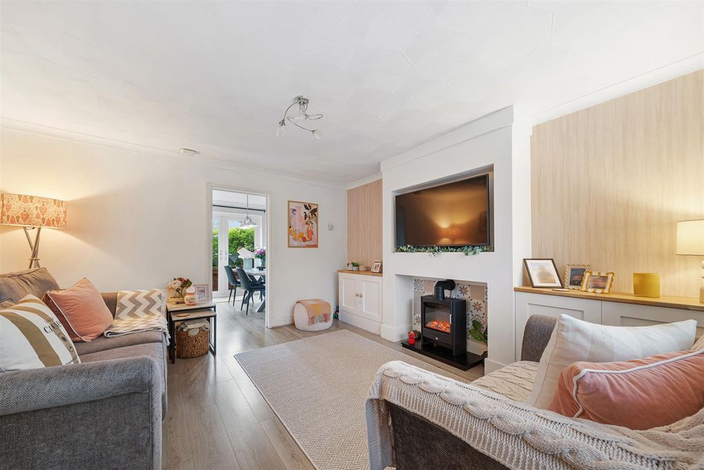Property photo 2 of 27 101 Haslemere-23.Jpg