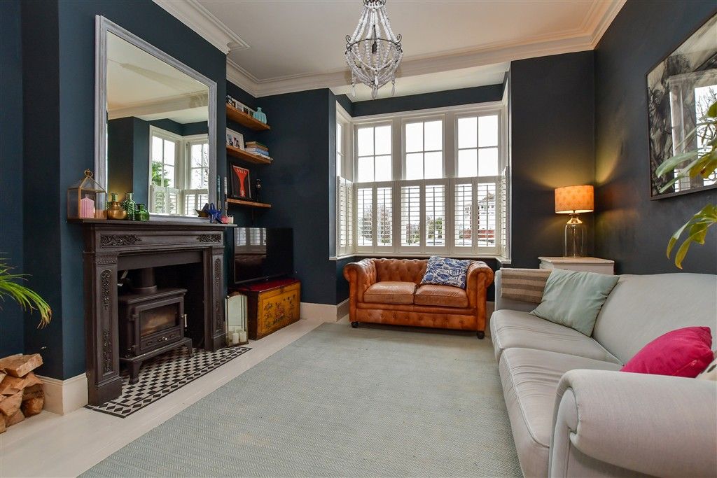 Property photo 3 of 13 Lounge