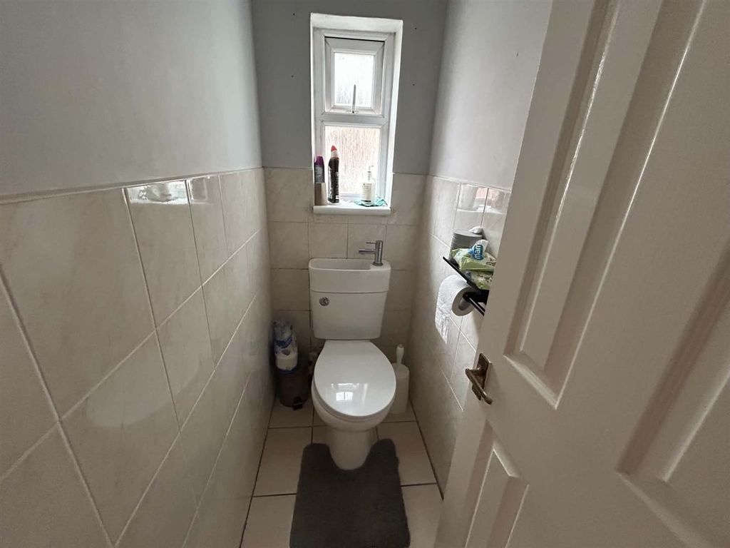 Property photo 2 of 12 Livwc.Jpg