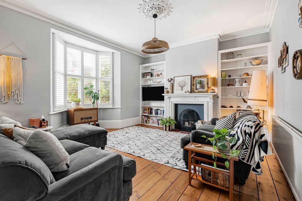 Property photo 2 of 34