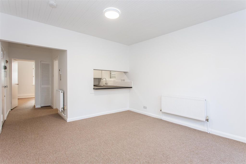 Property photo 3 of 8 F1 8 Hampstead Hill Gnds-8.Jpg
