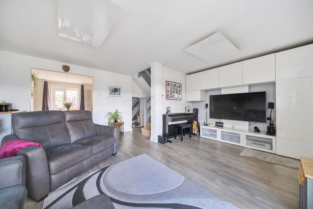 Property photo 2 of 21 1341992-15-689E01...
