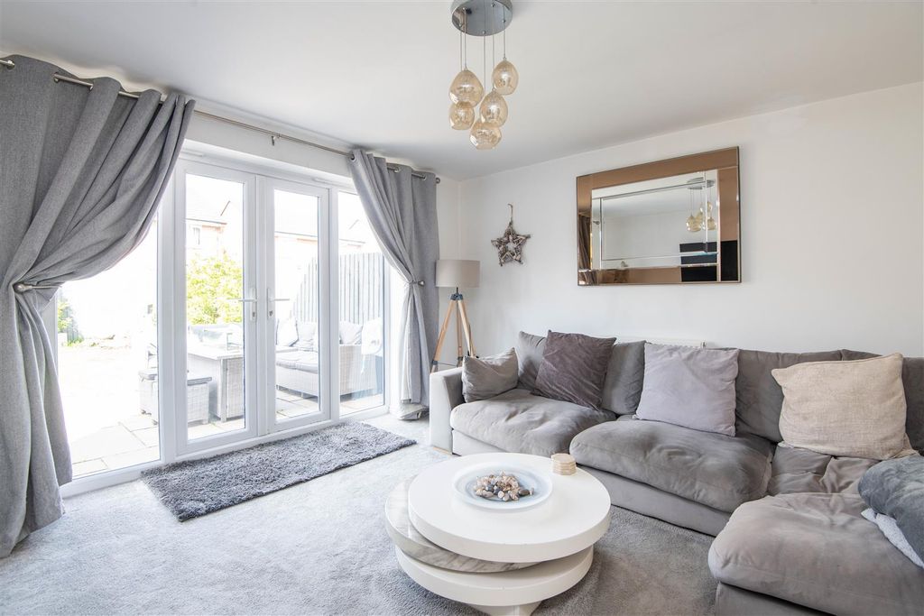 Property photo 2 of 24 Lounge