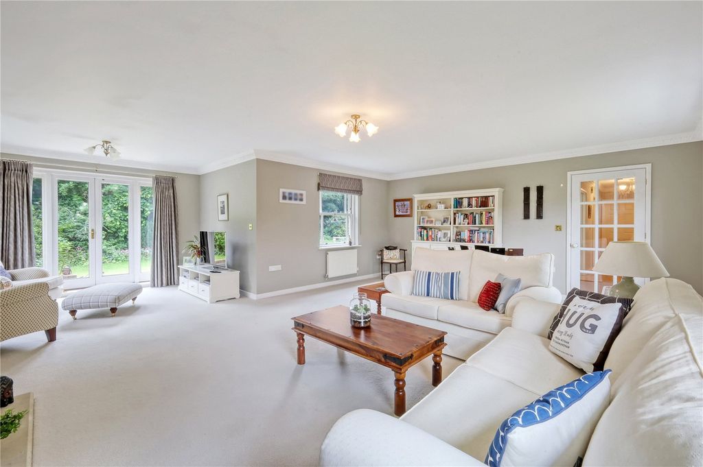 Property photo 3 of 18 Sitting Room