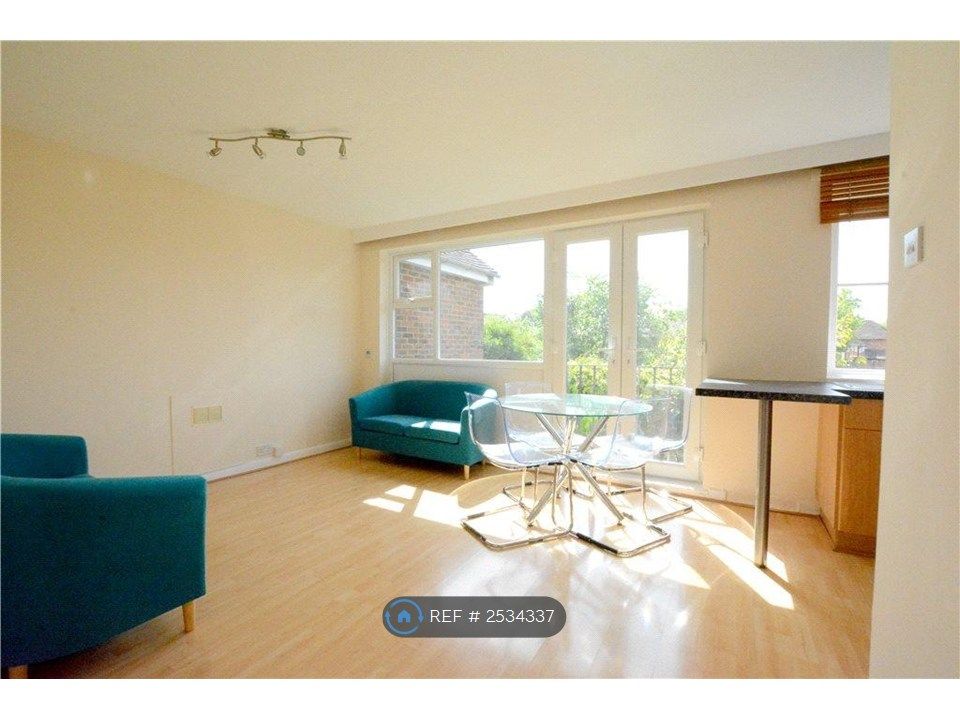 Property photo 3 of 6 Lounge