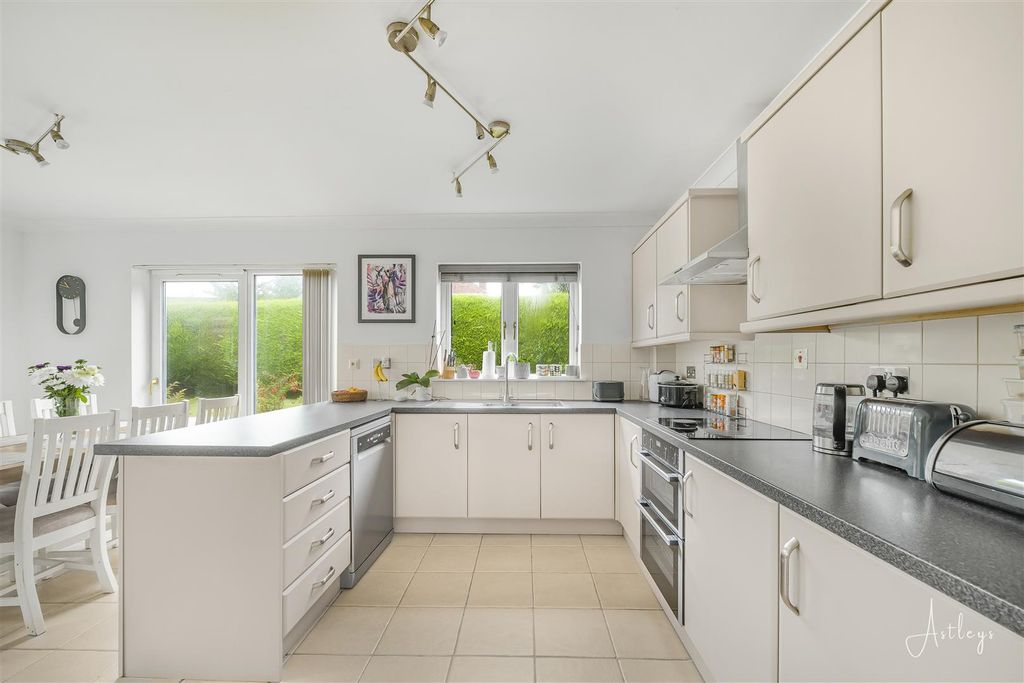 Property photo 3 of 29 Kitchen/Breakfast Room