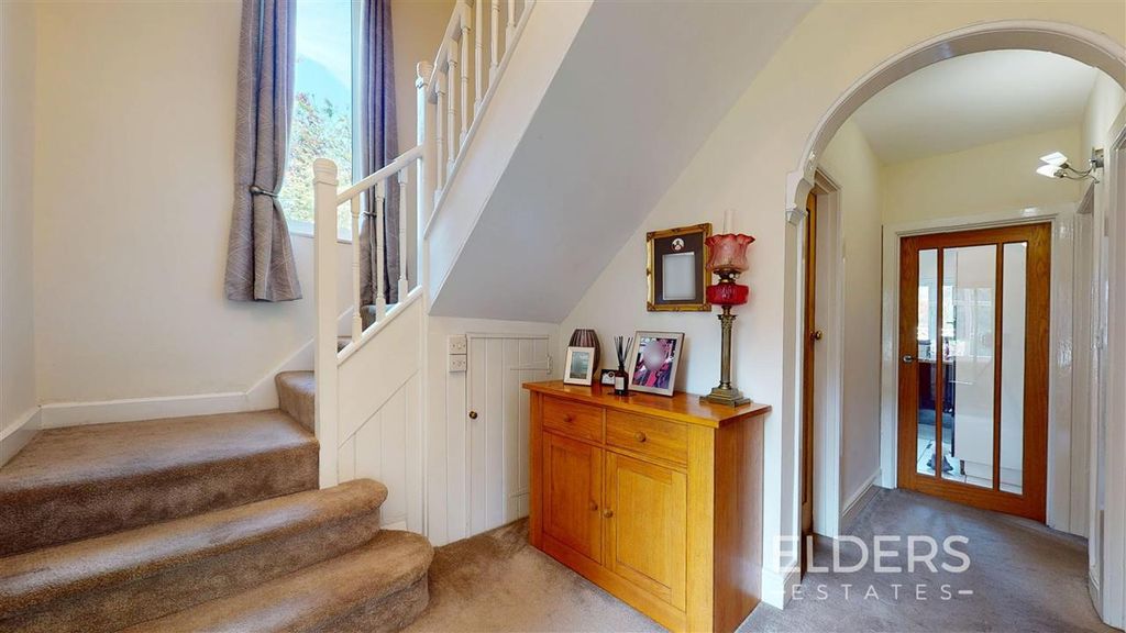 Property photo 3 of 22 Entrance Hall