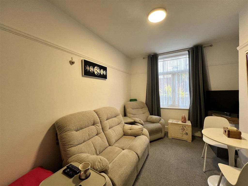 Property photo 1 of 9 Lounge