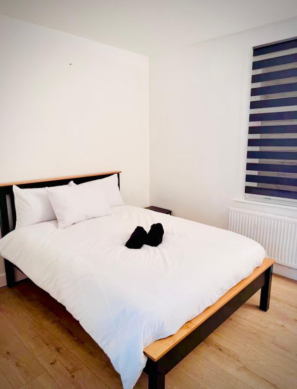 Property photo 1 of 8 Two Bedroom Flat Ideal For Working Couples Only- £2000 Pcm