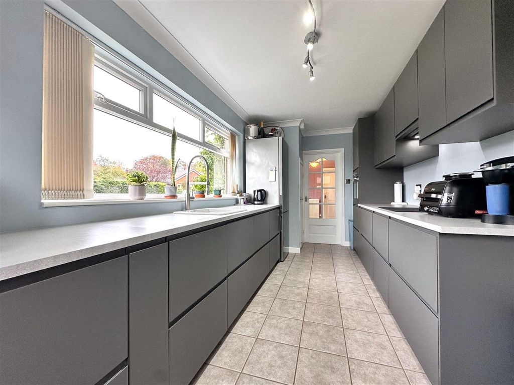 Property photo 2 of 21 Stylish Modern Kitchen 997