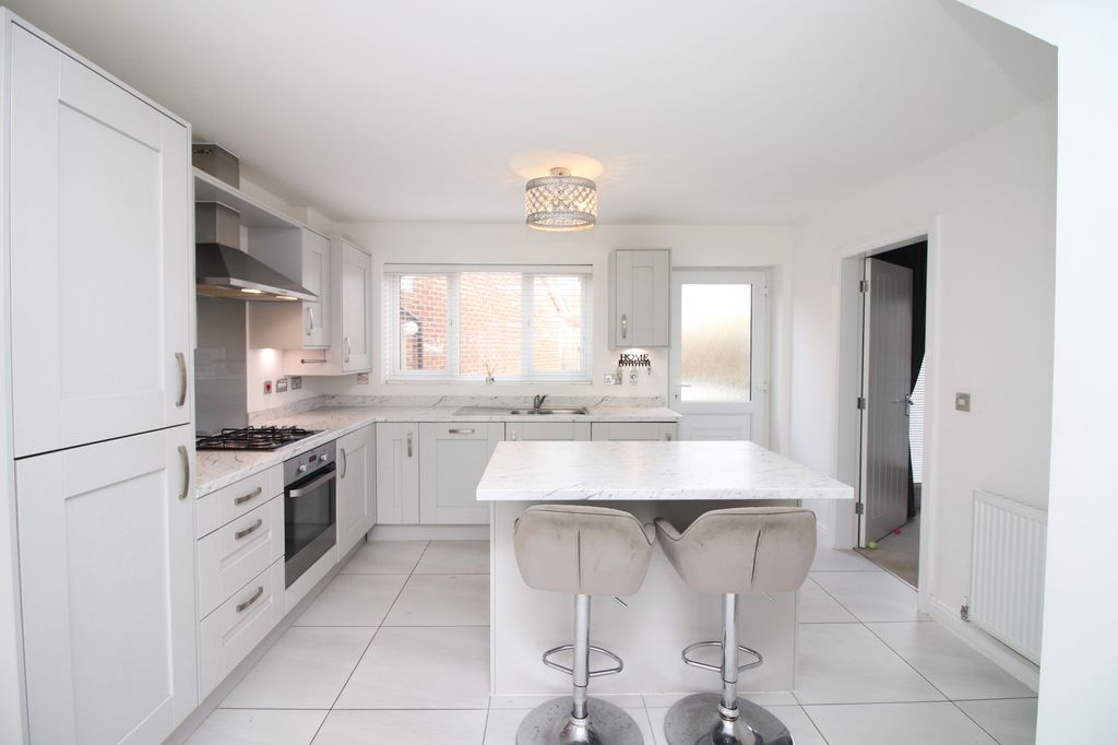 Property photo 2 of 28