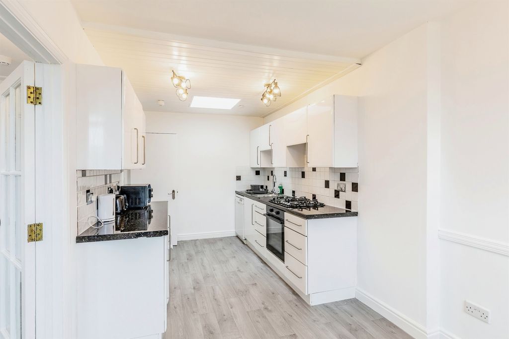 Property photo 3 of 9 Kitchen