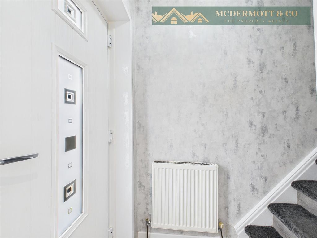 Property photo 2 of 17 Entrance Hallway