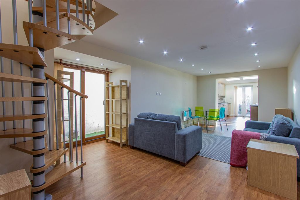 Property photo 2 of 9 Kings Road 137, 2-7.Jpg