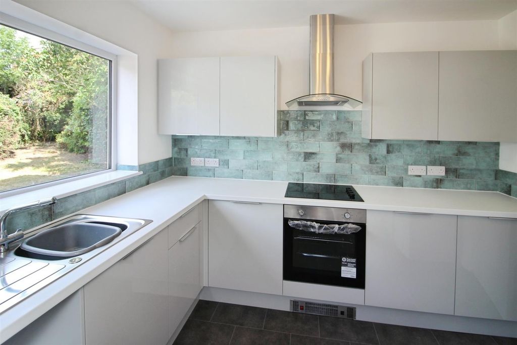Property photo 3 of 16 Kitchen