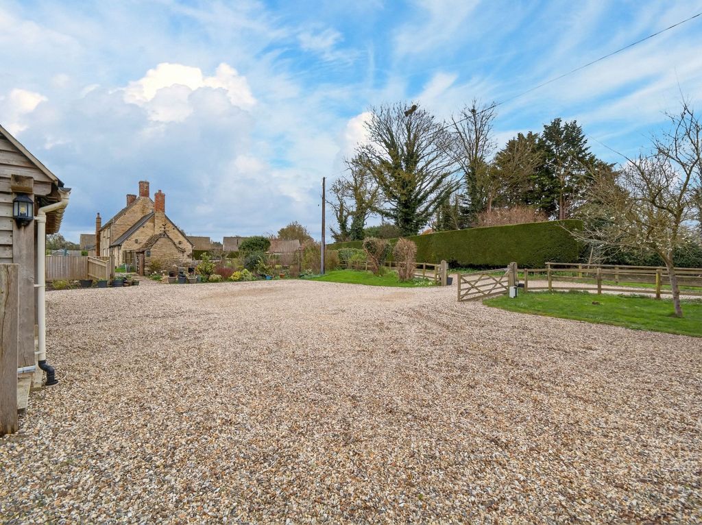 Property photo 3 of 27 Driveway
