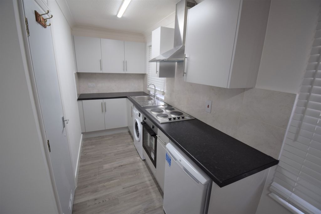 Property photo 3 of 6 Kitchen
