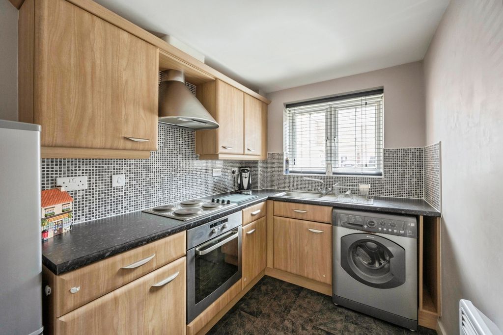 Property photo 3 of 17 Kitchen