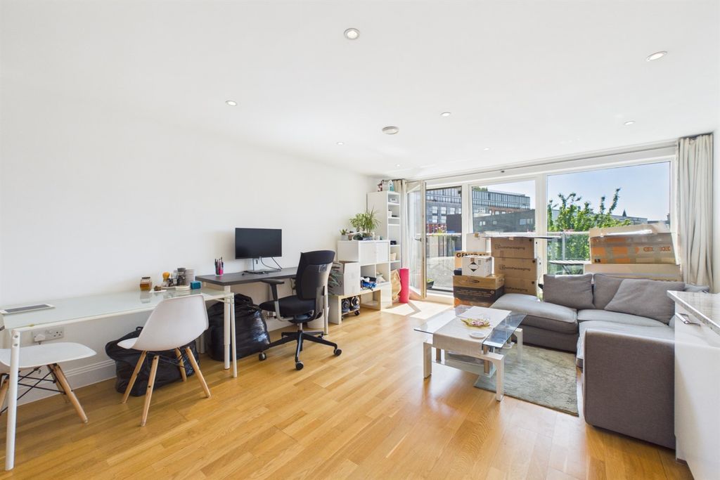 Property photo 1 of 10 Living Room / Kitchen