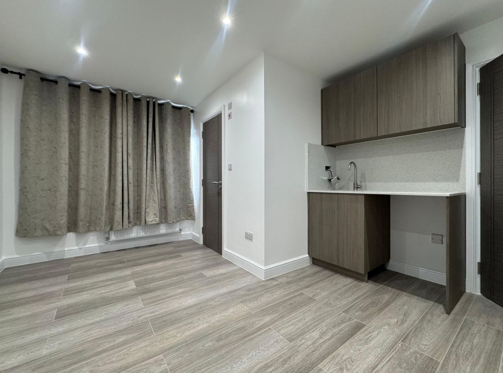 Property photo 1 of 2 Studio Flat To Rent