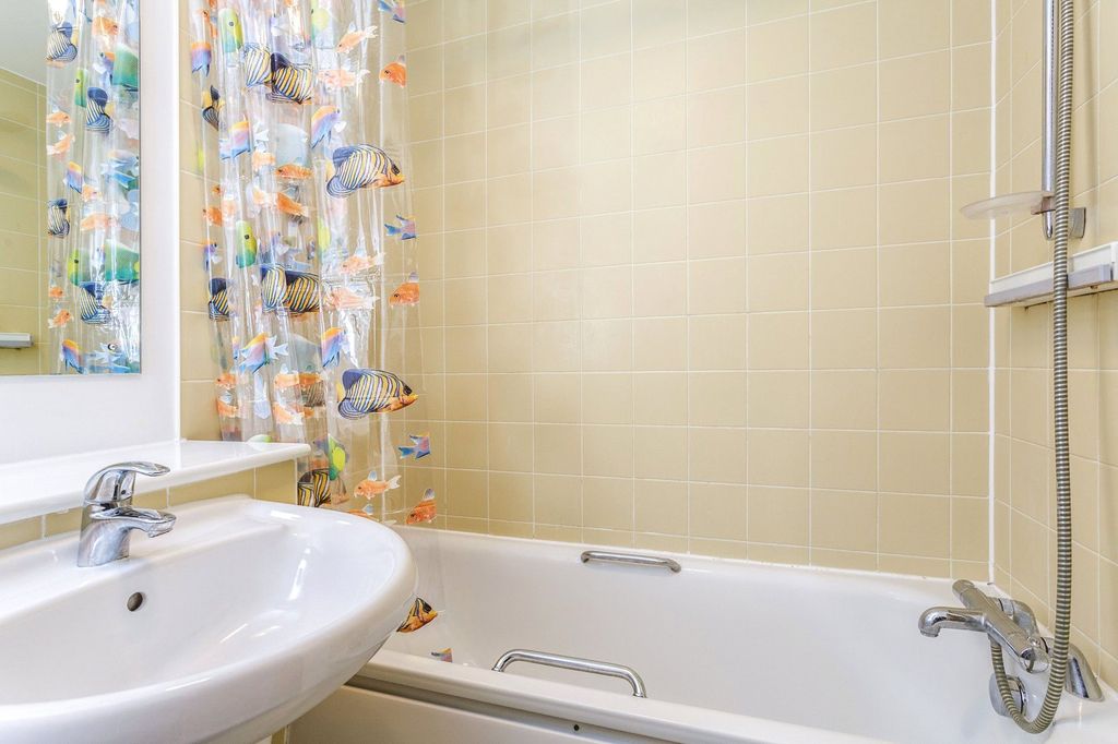 Property photo 3 of 10 Bathroom