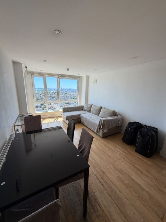 Property photo 1 of 8 Spacious 2 Bedroom Flat