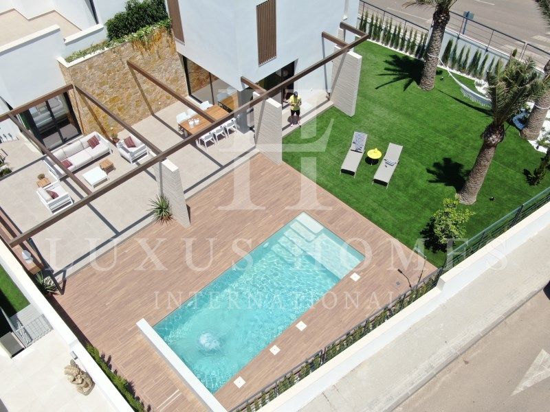 Property photo 2 of 20