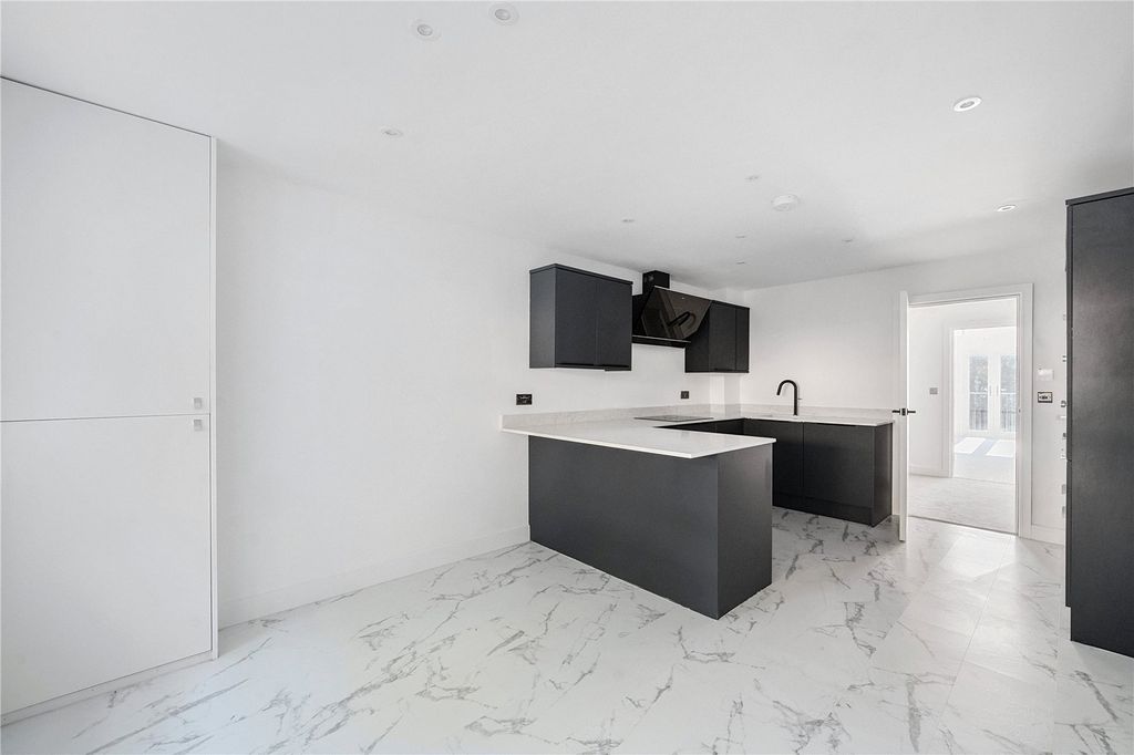 Property photo 2 of 6 Picture No. 11