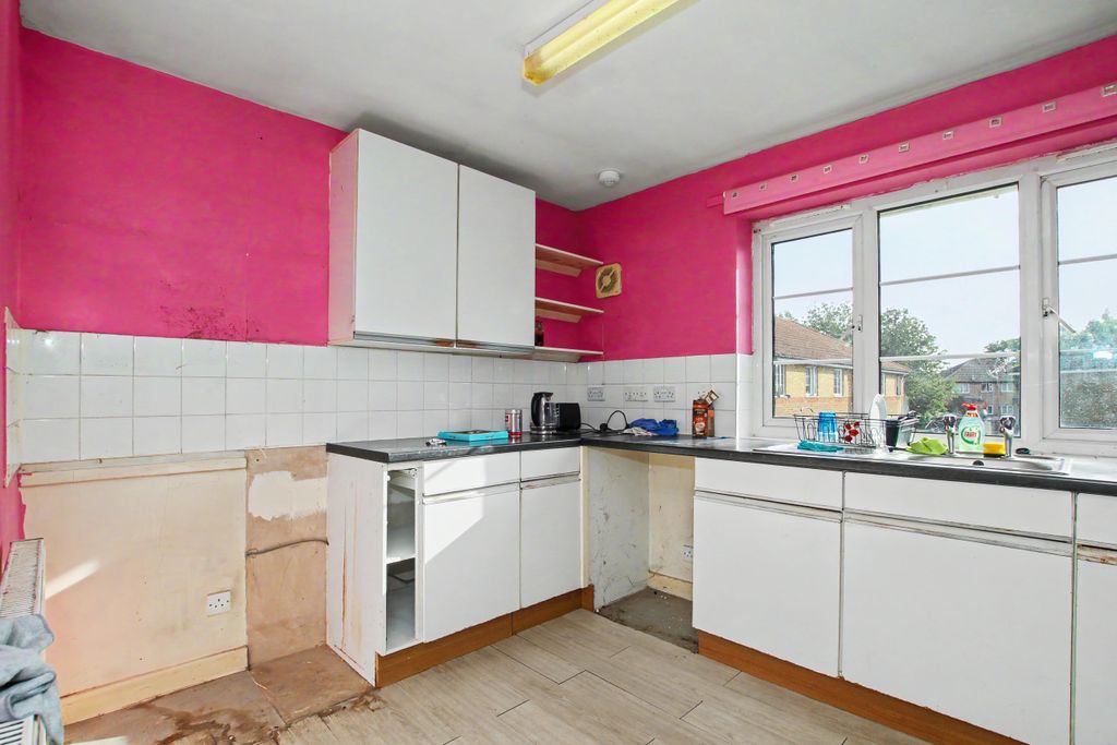 Property photo 2 of 12 17 Cromwell Close, Boreham, Chelmsford, Essex, CM3 3Ju