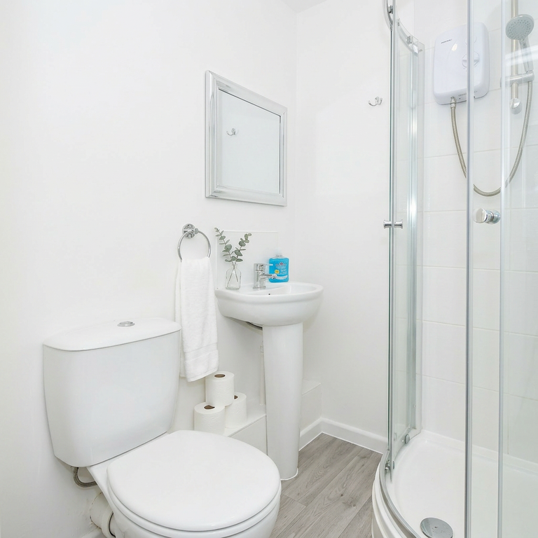 Property photo 3 of 10 Bathroom