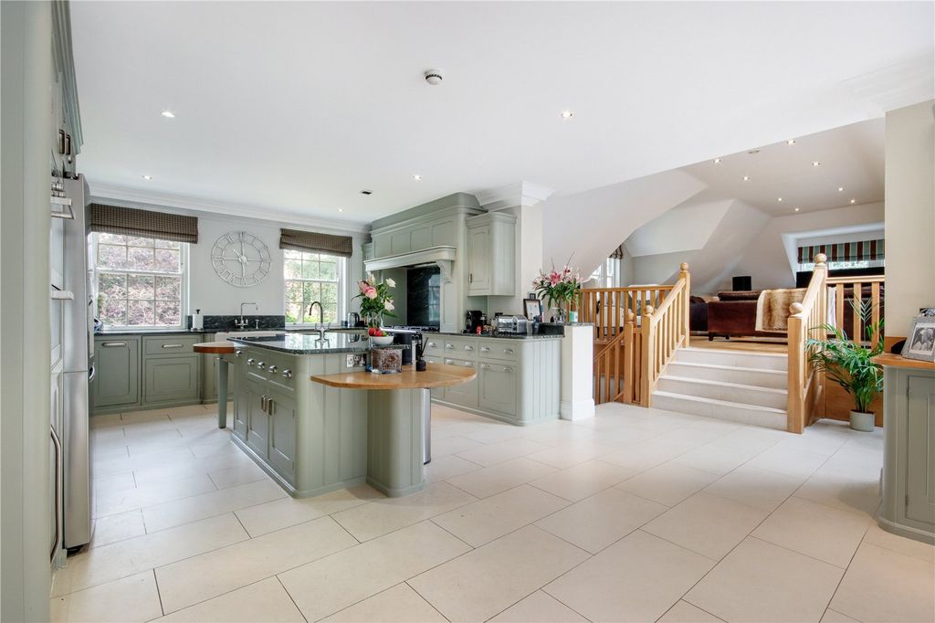 Property photo 2 of 20 Kitchen/Breakfast Rm