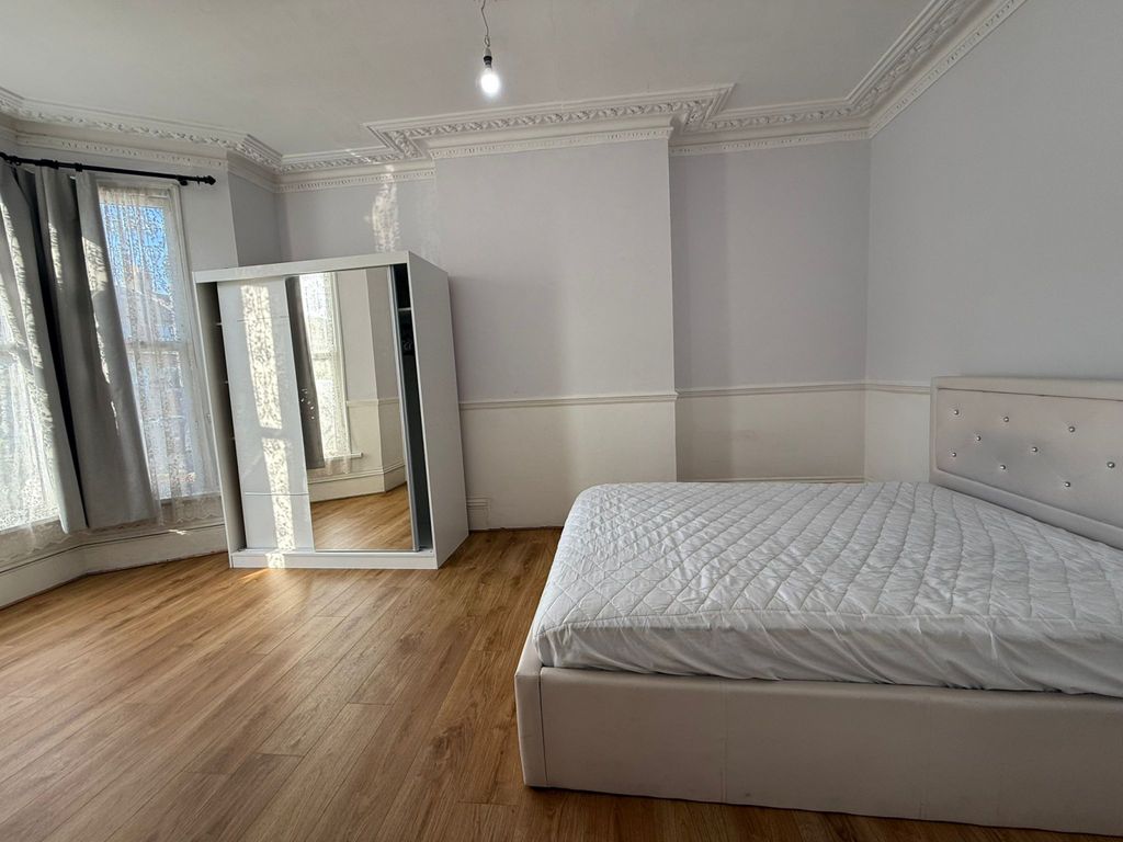 Property photo 1 of 6 Studio Flat With Separate Kitchen Off Ilford Lane- Â£1050 Inclusive Bills