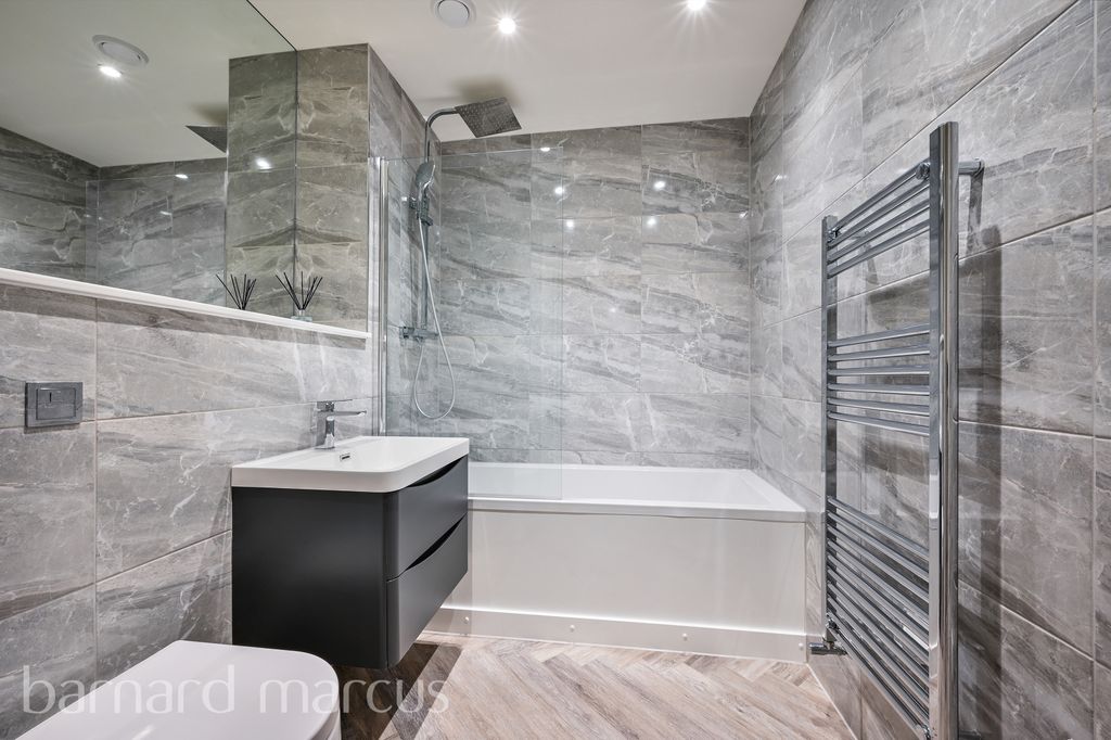 Property photo 3 of 10 Bathroom