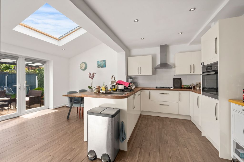 Property photo 2 of 33